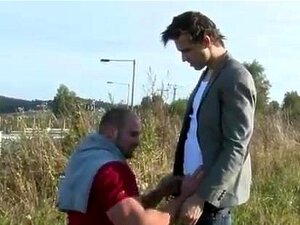 Observez un athlète musclé assouvir ses désirs en public, cédant