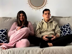 Ma Demi-Soeur et Moi avons Parié un Plaisir Oral En Jouant à Des