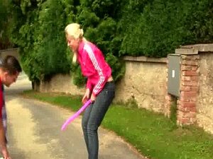 Chatte fraîche et serrée baisée sur la couverture