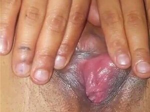 Regardez-la se faire plaisir avec sa chatte rose dans cette séance de