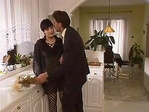Bodystocking, anal dans la cuisine. Une mignonne avec des cheveux