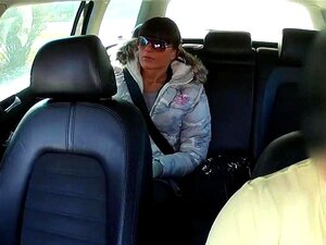 Pute non professionnelle baisée sur la banquette arrière pour un