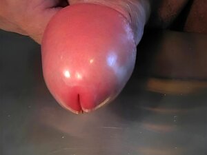 Regardez ce mec non circoncis se masturber sa grosse bite et éjaculer