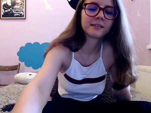 Petite gothique à gros seins se masturbe en webcam