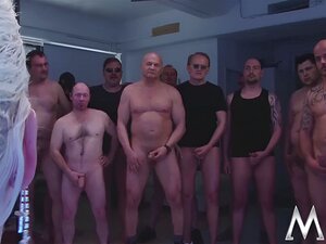 Gangbang bukkake surprise pour Eva