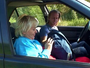 Mamie en stop se fait baiser en levrette sur le bord de la route.