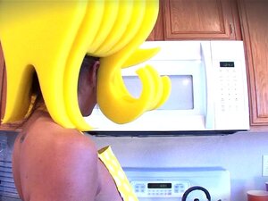 style dessin animé Abigail Mac se fait plaisir dans la cuisine