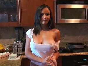 Porno maison de Shae Summers écartant ses jambes. Si Shae ne voulait