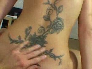 Spectacle de lapdance superhot par une nana tchèque tatouée