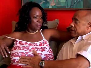 Une BBW noire mature et aux gros seins adore sucer des queues