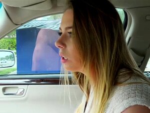 La salope blonde Alex Blake chevauche des mecs avec une grosse bite