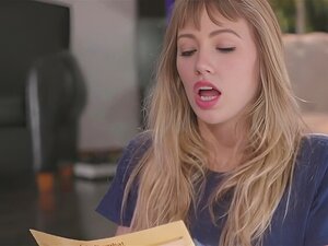 Découvrez le plaisir de la fessée. Regardez comment Anne reçoit une