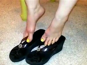 Clip solo fétichiste des pieds avec ma femme montrant ses pieds,
