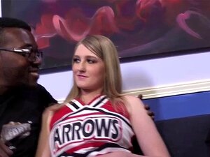 Summer Carter se fait baiser par trois mecs noirs. Summer Carter pense