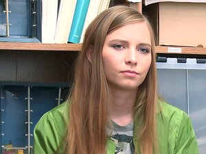 La pauvre shoplyfter Ava Parker n'avait d'autre choix que de suivre