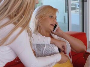 La MILF Bella et la mignonne Katy sucent une bite