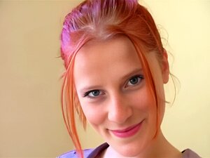 une rousse fraîche suinte du lait à travers sa chemise et dans son