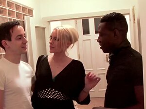 Une femme mûre baise avec un mec ébène pour la baiser hardcore