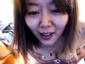 Une mignonne japonaise montre son corps sur webcam