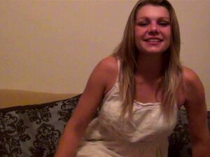 vraie fille fétichiste extrême se déshabille, tente de fister et