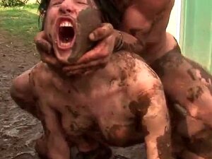 Une brune amateur fraîche et sale se fait baiser le cul en plein air