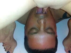 Douche de pisse et nettoyage pour le mari