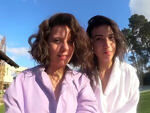 Nous avons deux belles-filles chaudes pour vous, complètement mal