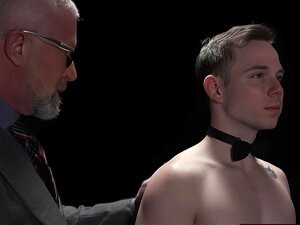 Regardez les acheteurs inspecter minutieusement slave boy avant de