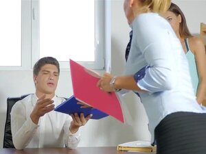 Obsession au bureau - La mignonne brune sexy Alexis Brill se fait