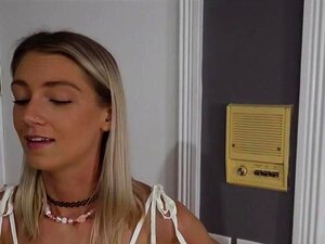 La voisine sexy Payton fait une visite surprise. On est en plein