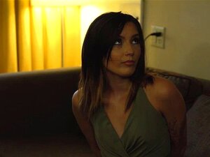 Un flic pervers se tape une nana sexy. Voir une jolie nana entre les