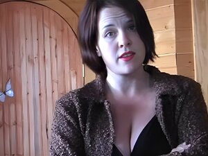Baise et éjacule entre les seins de maman