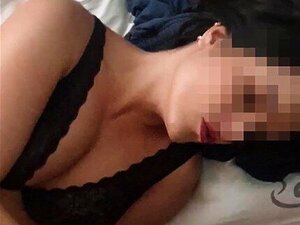 Elle se masturbe et a un orgasme avec une bite dans la bouche puis