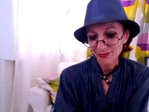 Mamie maigre en webcam montre sa chatte