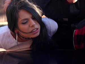  Deux mignonnes brunes attrapées par un flic sur le bord de la route