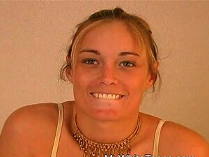Une blonde à gros seins se fait tripoter par un pervers noir
