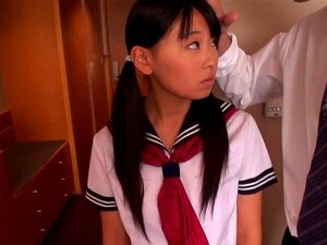 La lycéenne japonaise Airi Sato baisée par un homme plus âgé. La