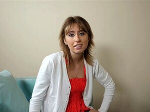 Belle demi-sœur apprend à son demi-frère comment lécher et baiser.