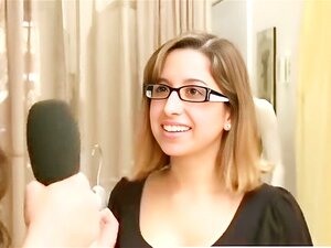 Une branleuse CFNM surprend des filles dans le vestiaire