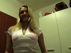 Une blonde agent public baise pour payer les frais de son appartement