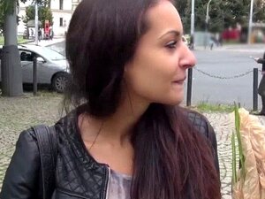 La fille européennenextdoor montre ses seins pour de l'argent