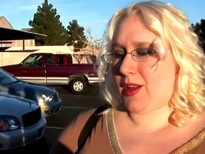 Découvrez les désirs insatiables d'une MILF blonde plantureuse qui a