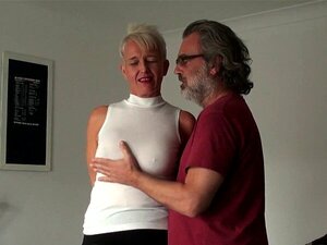 Mature soumise éjacule. Mature soumise avale et chevauche une bite et