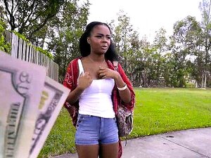 La mignonne aux gros culs ébène Haylee Wynters se fait baiser en