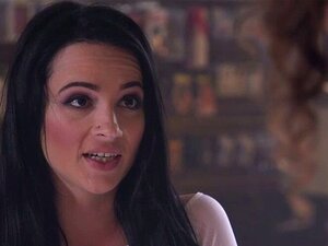 Dans un atelier de réparation kink, une brune se fait baiser le cul.