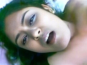 danse érotique d'une fille bangla seins nus