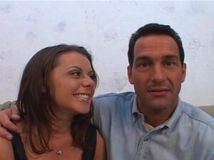 Découvrez le voyage séduisant d'une femme au foyer ennuyée,