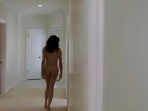 La baby-sitter Ladyboy se fait enculer par le patron dans la machine