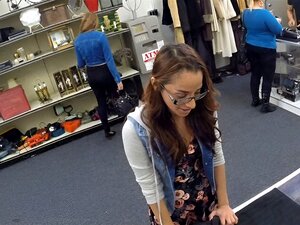 Une étudiante à lunettes vend ses vieux livres et se fait baiser la