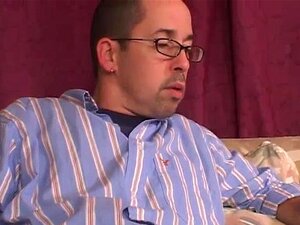 Un pervers baise une mignonne blonde au lit